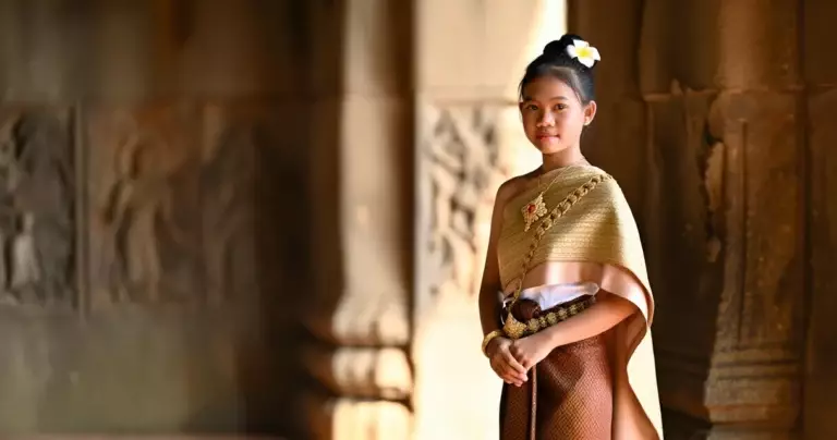 ក្រសួងវប្បធម៌ខ្មែរអំពាវនាវឱ្យស្ងប់ស្ងាត់ ក្រោយវិវាទអនឡាញក្តៅគគុកលើសម្លៀកបំពាក់ប្រពៃណីខ្មែរ