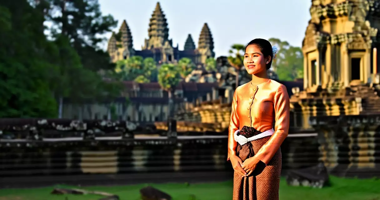 ស្ត្រីខ្មែរស្លៀកពាក់សំពត់ខ្មែរប្រពៃណីនៅអង្គរ