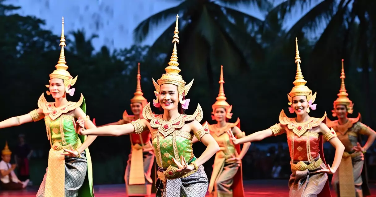 អ្នករាំក្បាច់បុរាណខ្មែរស្លៀកពាក់ឈុតប្រពៃណីលើឆាកសម្តែងពេលល្ងាច