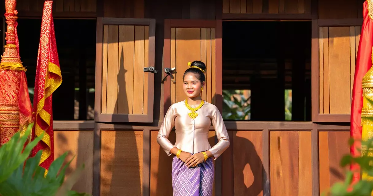 ស្ត្រីខ្មែរស្លៀកសម្លៀកបំពាក់ប្រពៃណីខ្មែរ