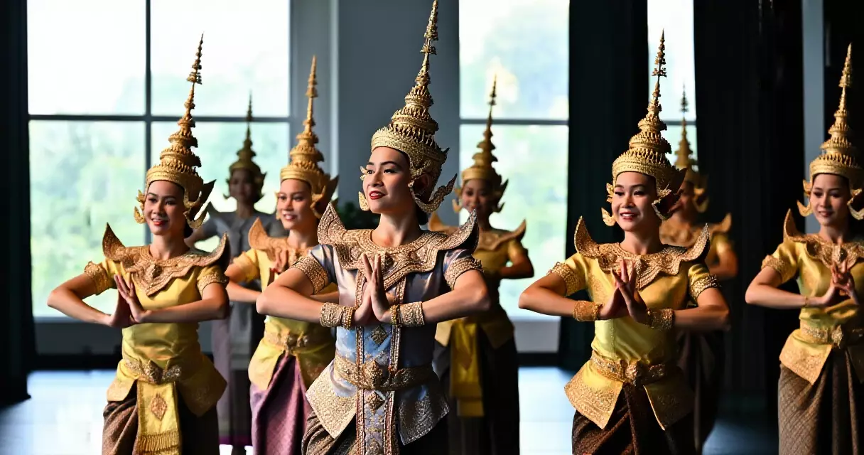 សិល្បករខ្មែរហ្វឹកហាត់របាំប្រពៃណីនៅសាលសម្តែង