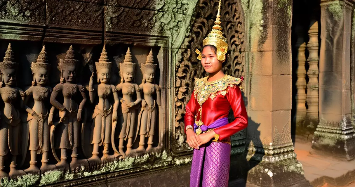 យុវវ័យខ្មែរស្លៀកសម្លៀកបំពាក់ប្រពៃណីនៅជិតស្ថាបត្យកម្មបុរាណ